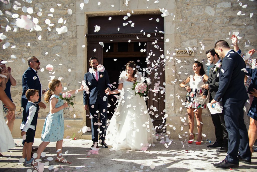 Sortie d'église sous les confettis, vive les mariés