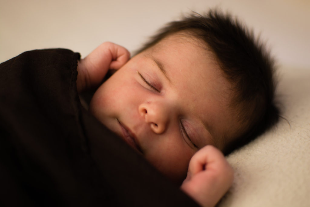nourrisson emmailloté qui dort