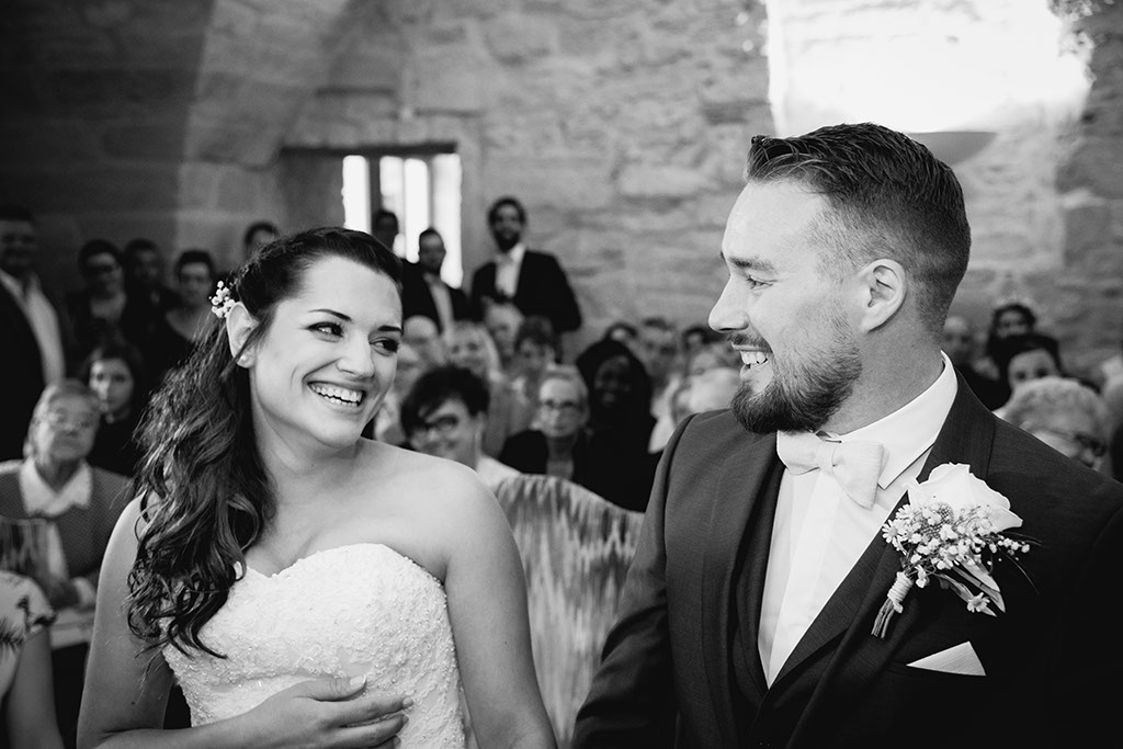 cérémonie de mariage à la mairie dans sa belle robe de mariée et son costume