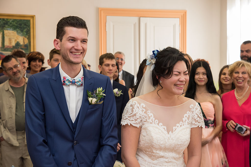 Les mariés se sont dit oui à la mairie dans un fou rire avec une belle robe de mariée