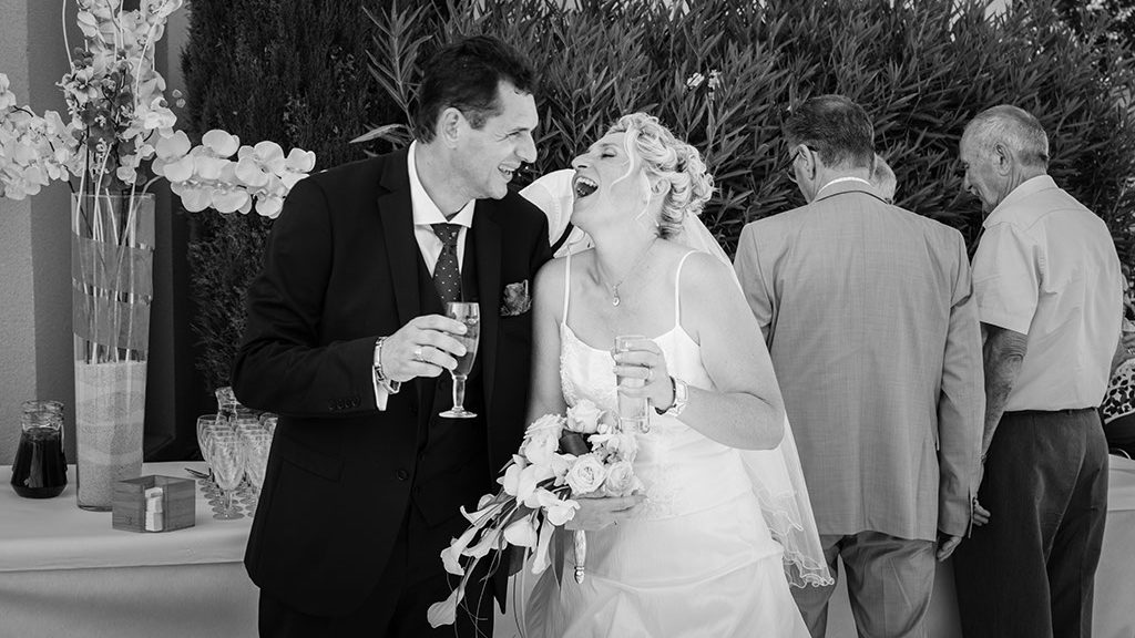 Les mariées ouvrent le vin d'honneur avec leurs invités reportage