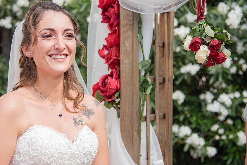 la mariée avec son époux à la cérémonie laïque extrait du reportage photo