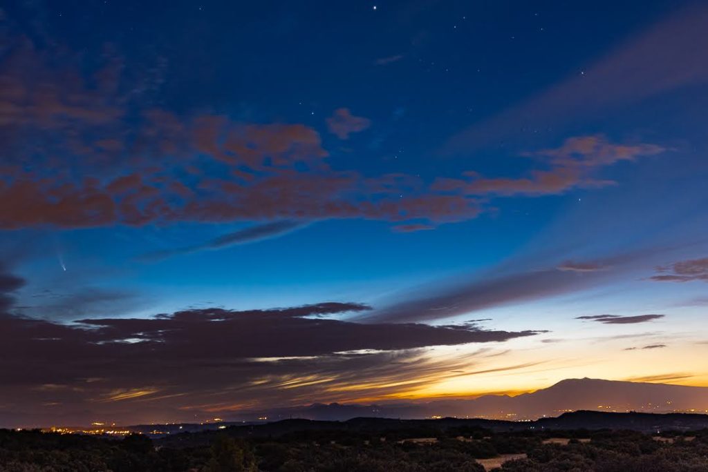 il faisait nuit, il était 5h00 j'ai pris la comète Néowise en photo