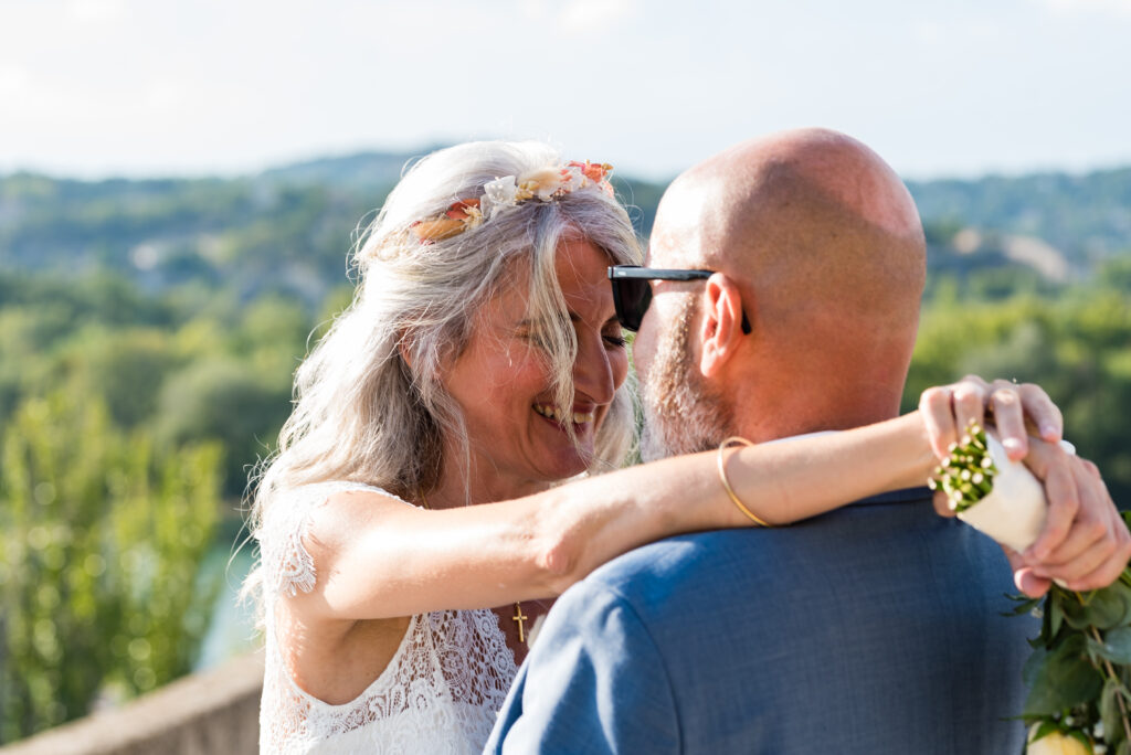 Un couples heureux sur le rocher des doms pour leurs photos de mariage à Avignon