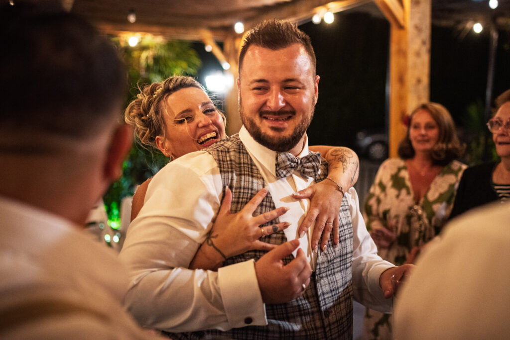 Couple heureux mariage Avignon vin d'honneur robe de mariée