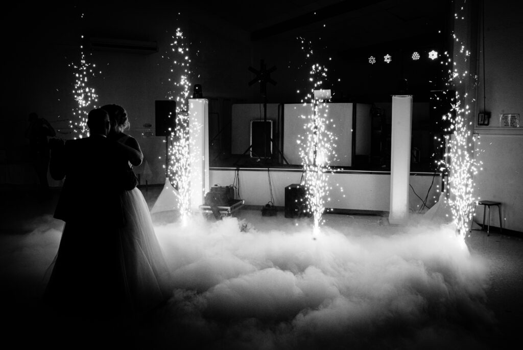 Les mariés ouvrent le bal de leur mariage