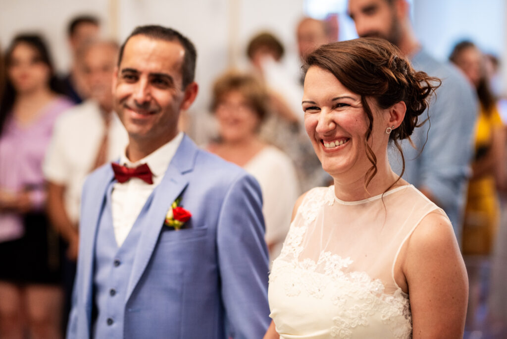 Le couples de mariées heureux à la mairie