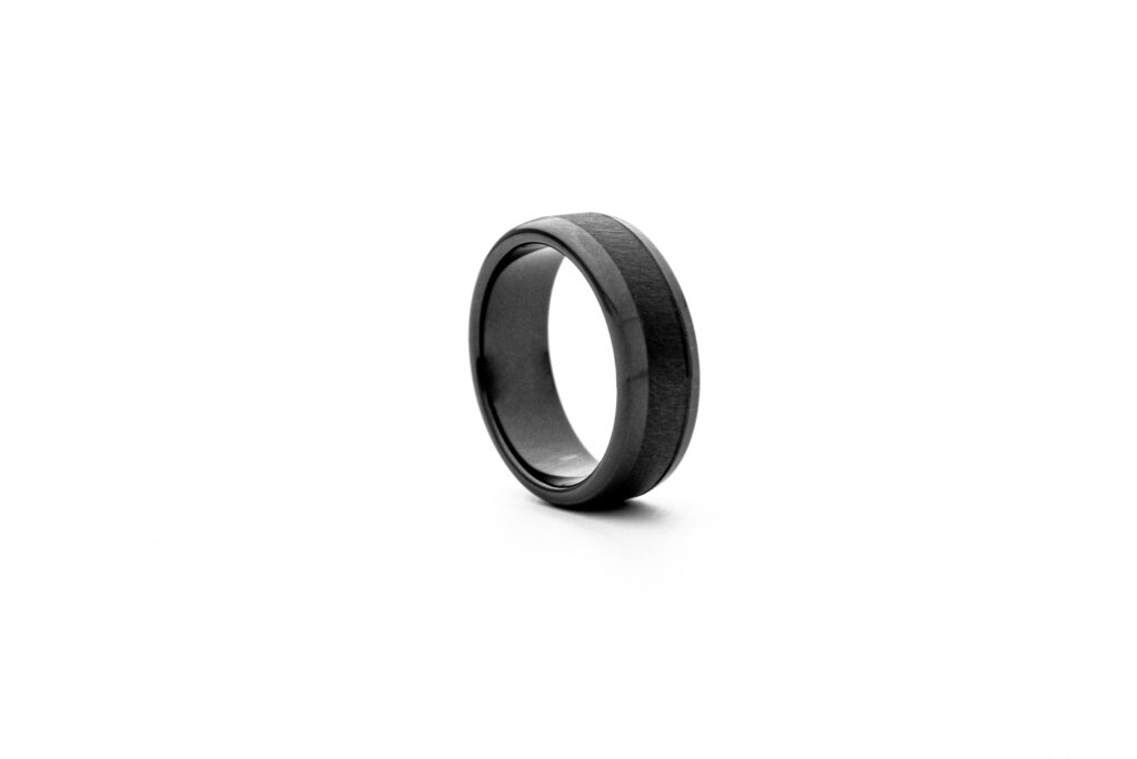 bague noire en céramique packshot
